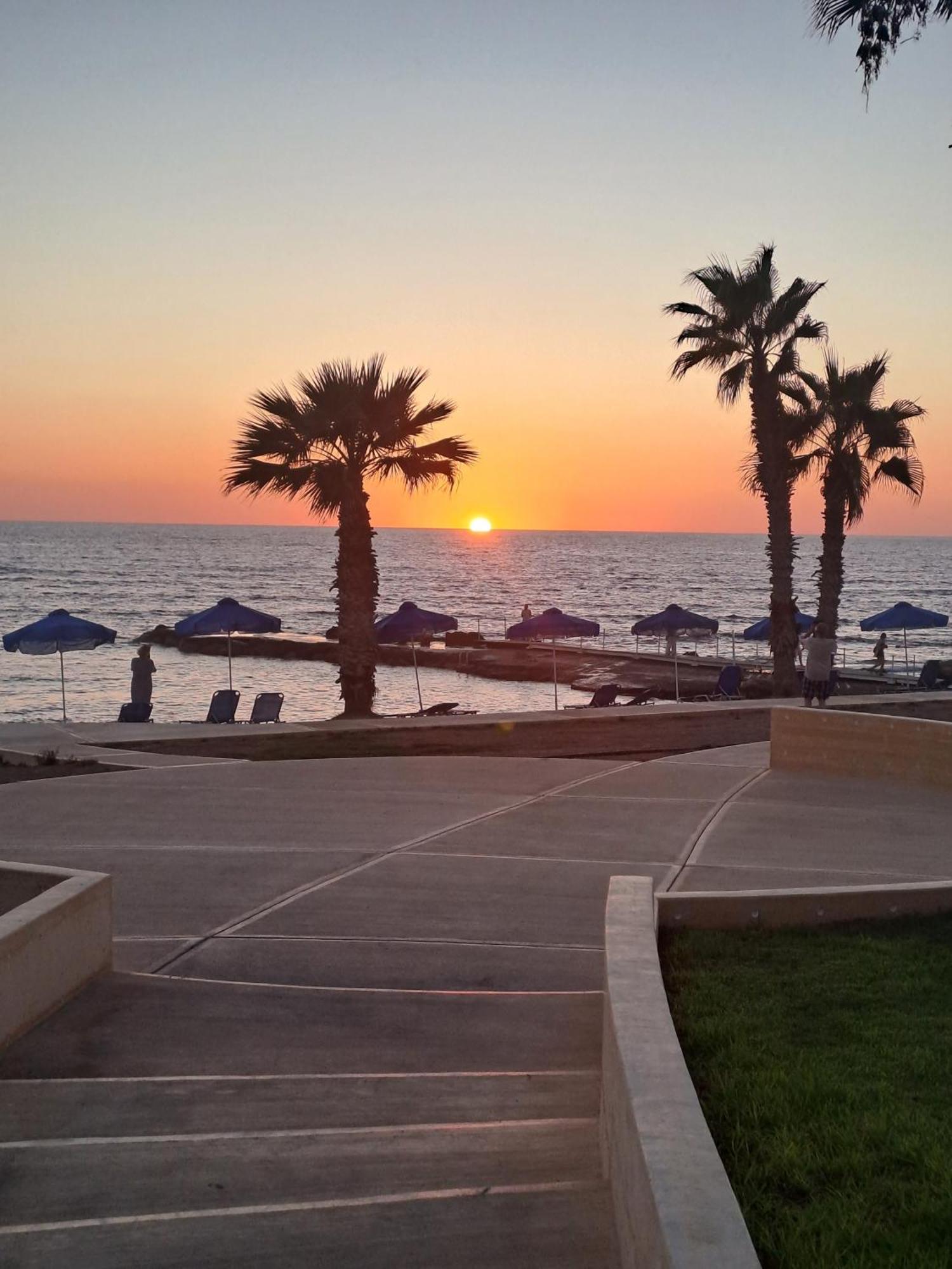 Ocean Blue Apartments Paphos Exterior photo