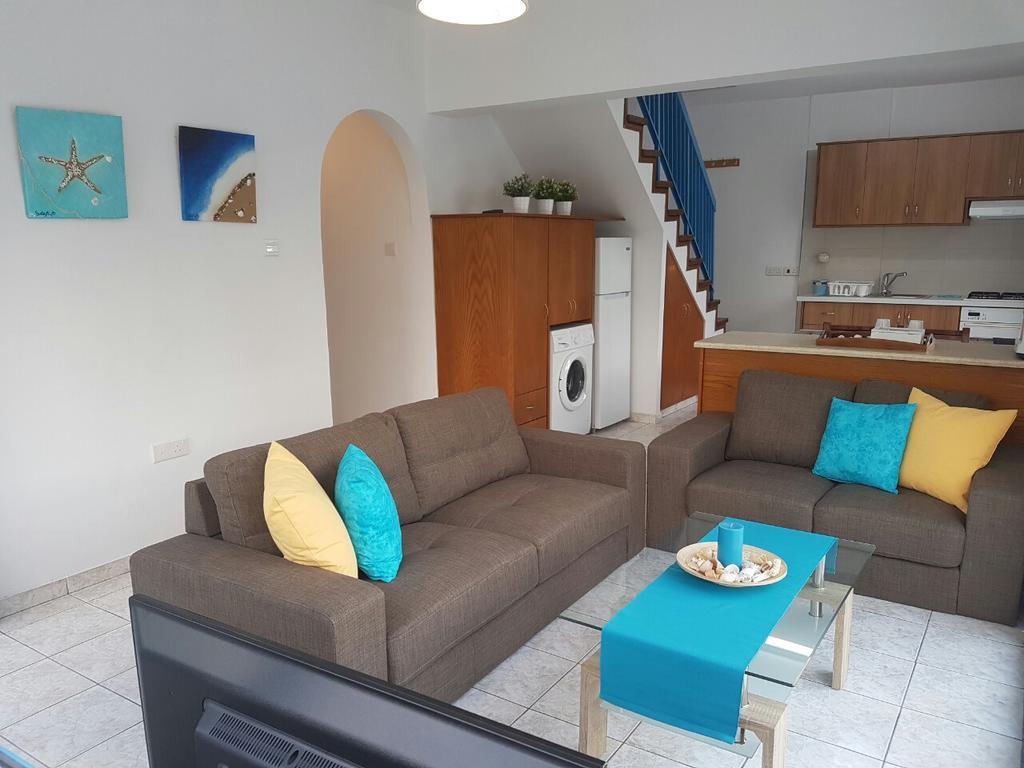 Ocean Blue Apartments Paphos Exterior photo
