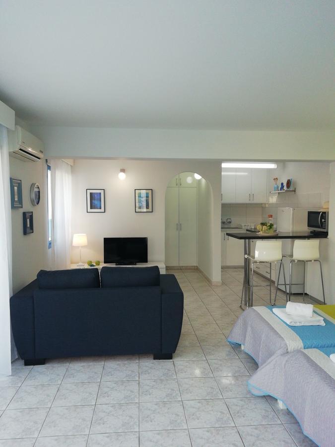 Ocean Blue Apartments Paphos Exterior photo