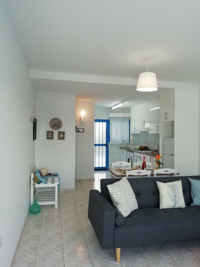 Ocean Blue Apartments Paphos Exterior photo